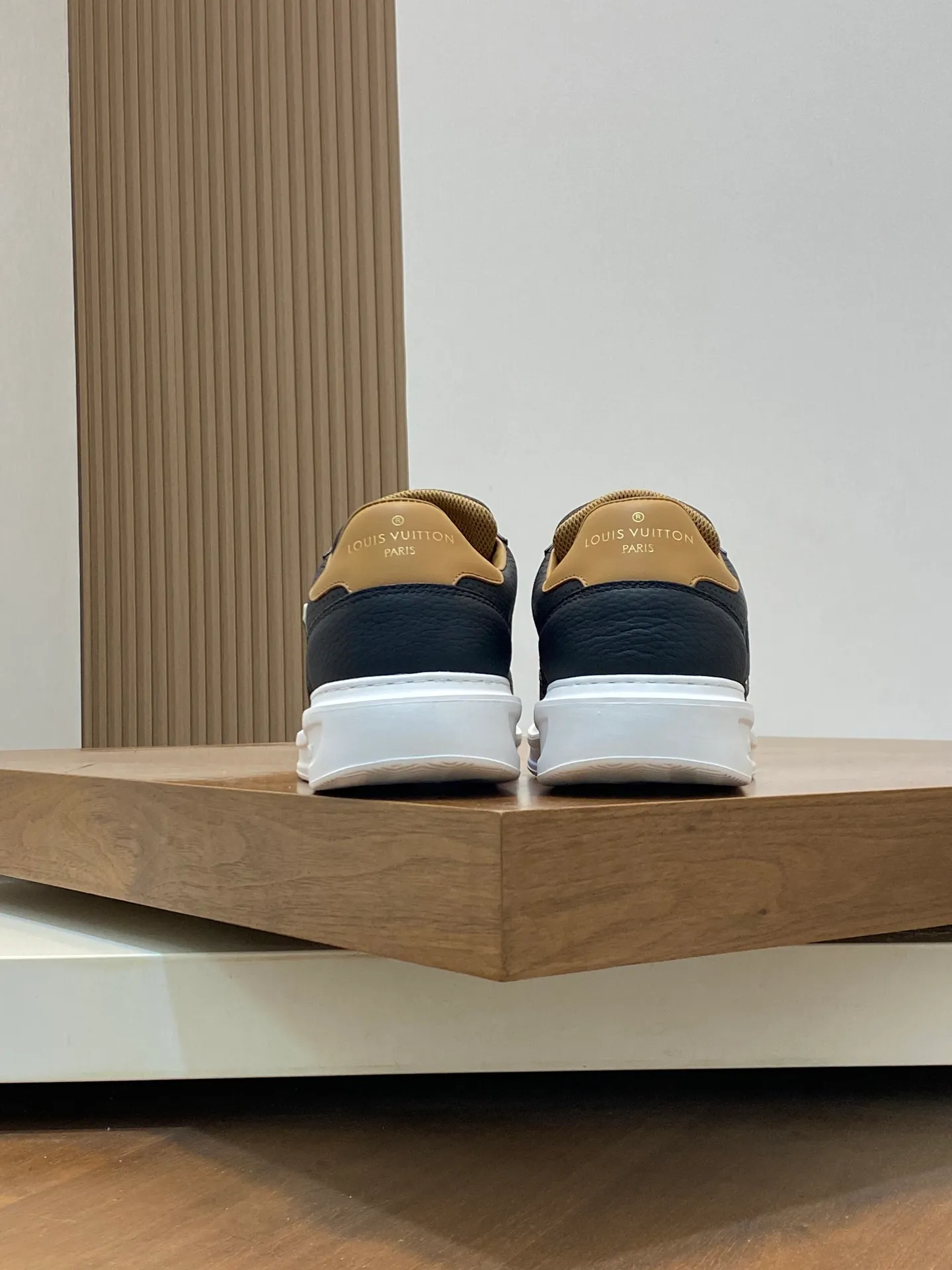 Factory Price: 400💰LV🔍Top Purchasing Agency🇮🇹 Lu Street Boy’s popular sports shoes counter synchronized, uppers imported from Italy cowhide fabric, high-quality complex splicing crafts, imported water-dyed cowhide lining cowhide feet Sole: Original sole provided by the original factory, T men's men's shoes 💰U exclusive movable molded sole, super comfortable, original factory follow-up goods, 🔍🔍high quality, can be entered and exited the counter at will, welcome to compare, code number 39-44 (order 38 45)